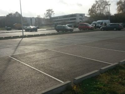 Parkplatz und Stellflächen